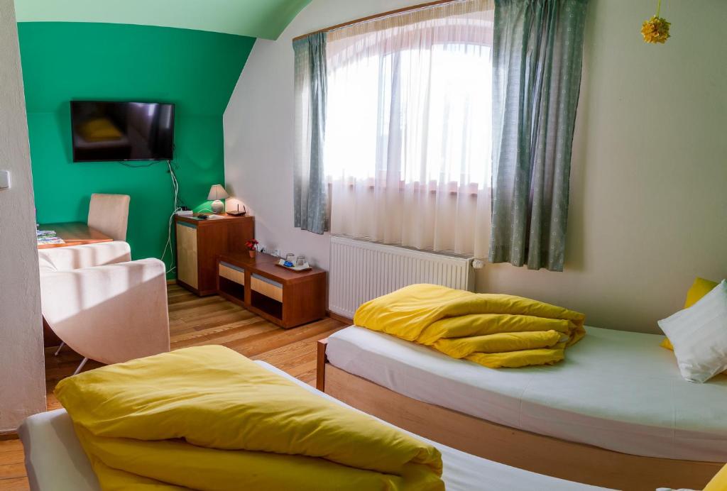 Двухместный (Стандартный двухместный номер с 2 отдельными кроватями), Penzion u Pejtrika