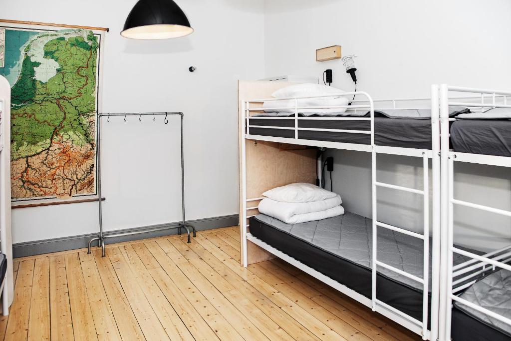 Номер (Кровать в общем 8-местном номере), City Backpackers Hostel