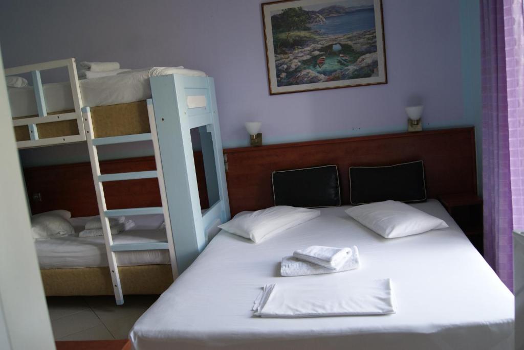 Четырехместный (Классический четырехместный номер), Diethnes Hotel