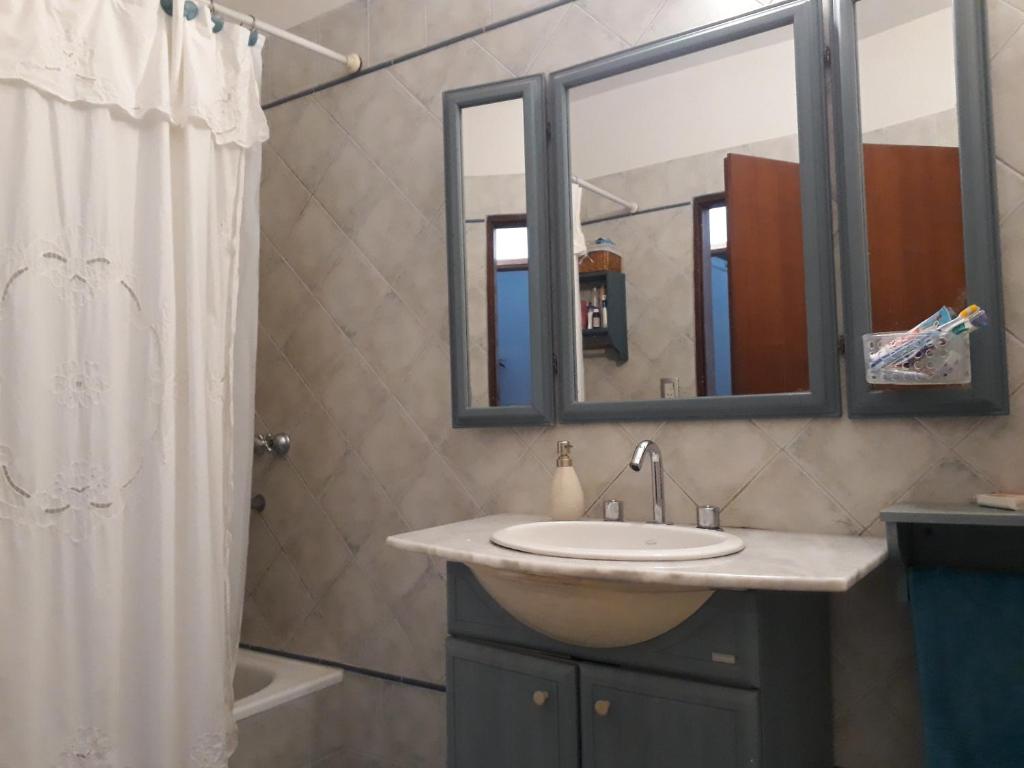 Habitación doble privada amplia en dolares photo 2