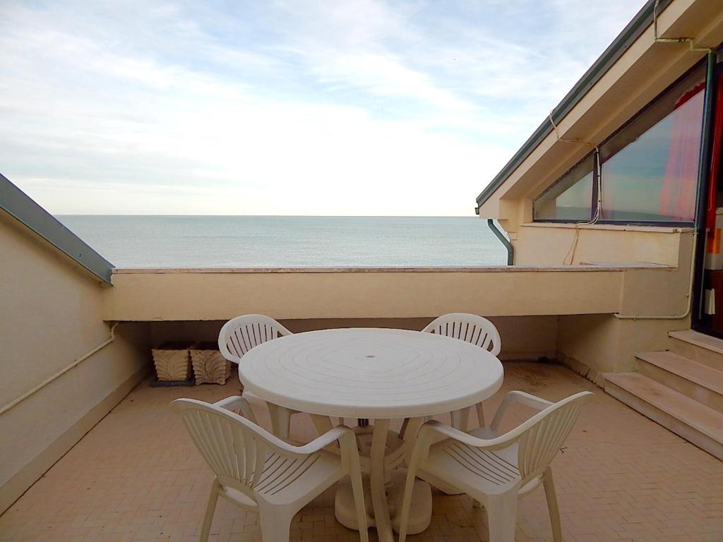 M170 - Marcelli, meravigliosa mansarda sul mare photo 1