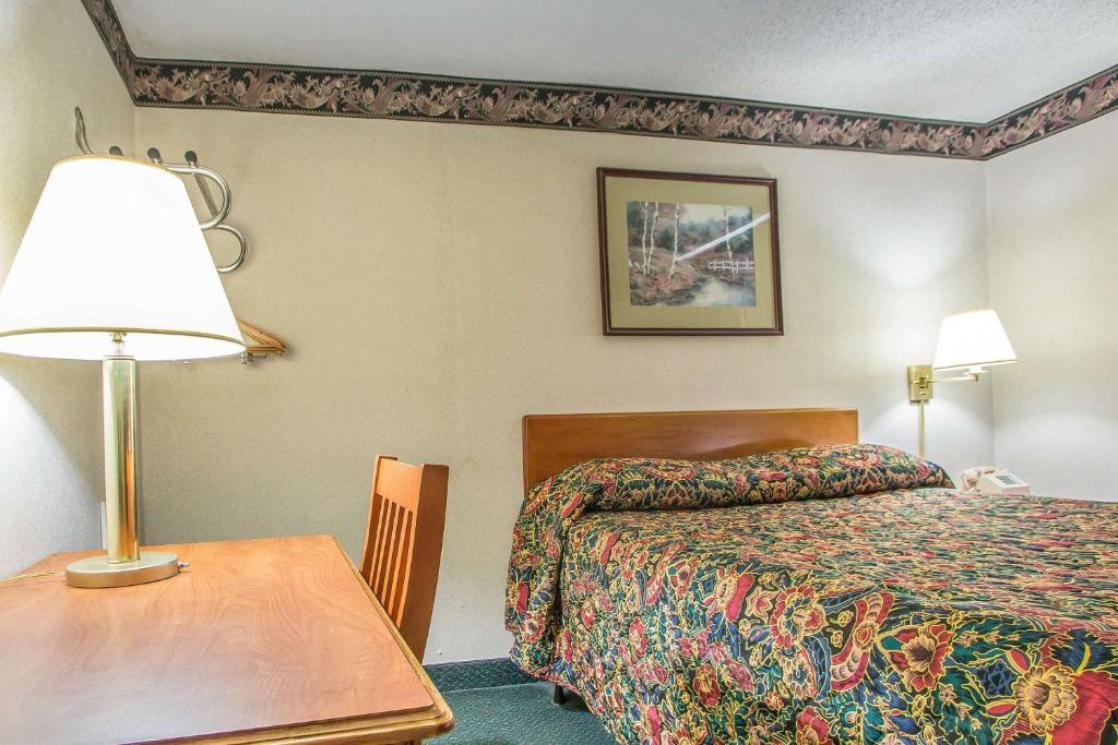 Rodeway Inn Bedford photo 2