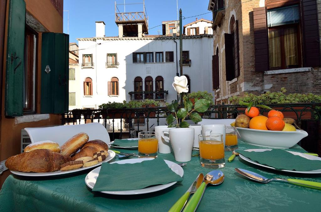 Charming Venice Apartments photo 3