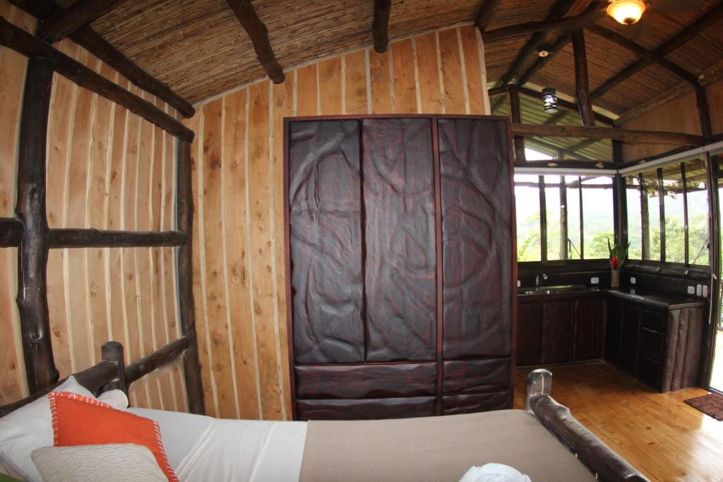 Epic Adventure Lodge - Tap to explore photos