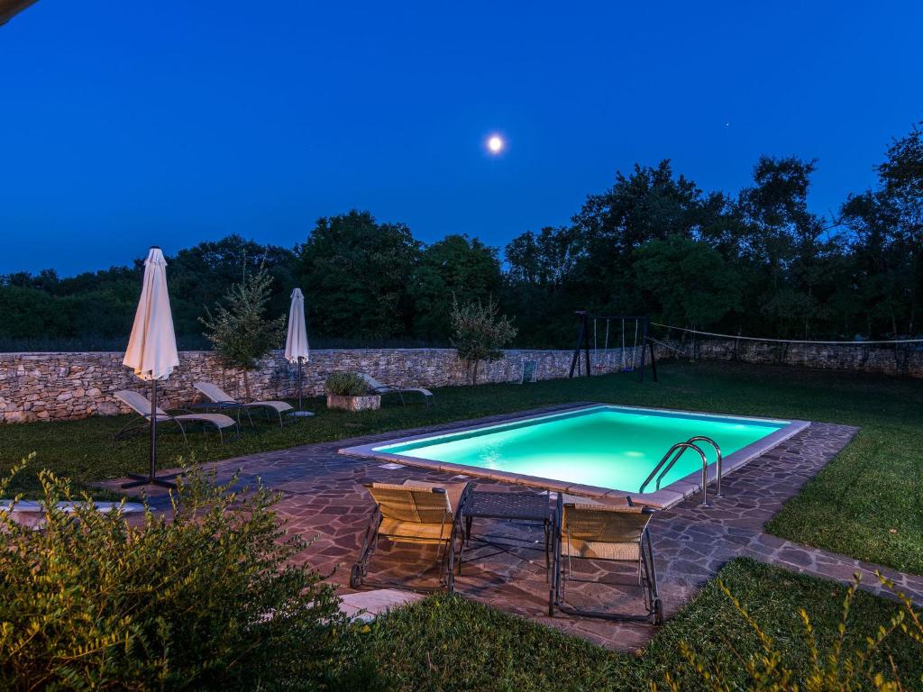 Spacious Villa in Tinjan with Pool photo 1