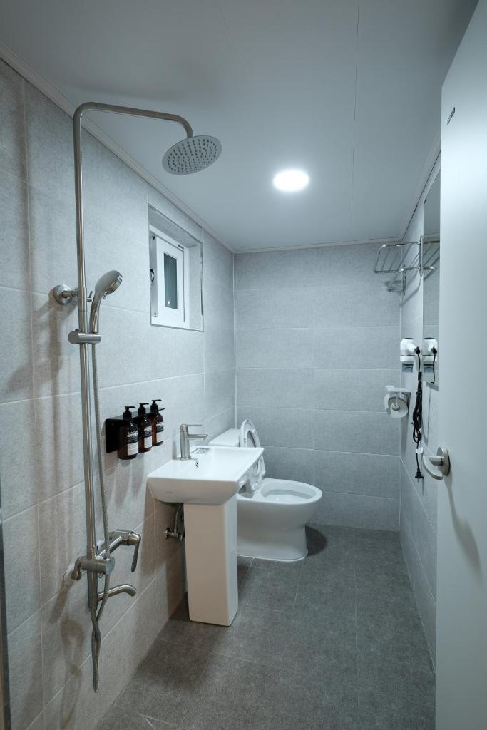 Семейный (Cемейный номер с собственной ванной комнатой), Daol Guesthouse