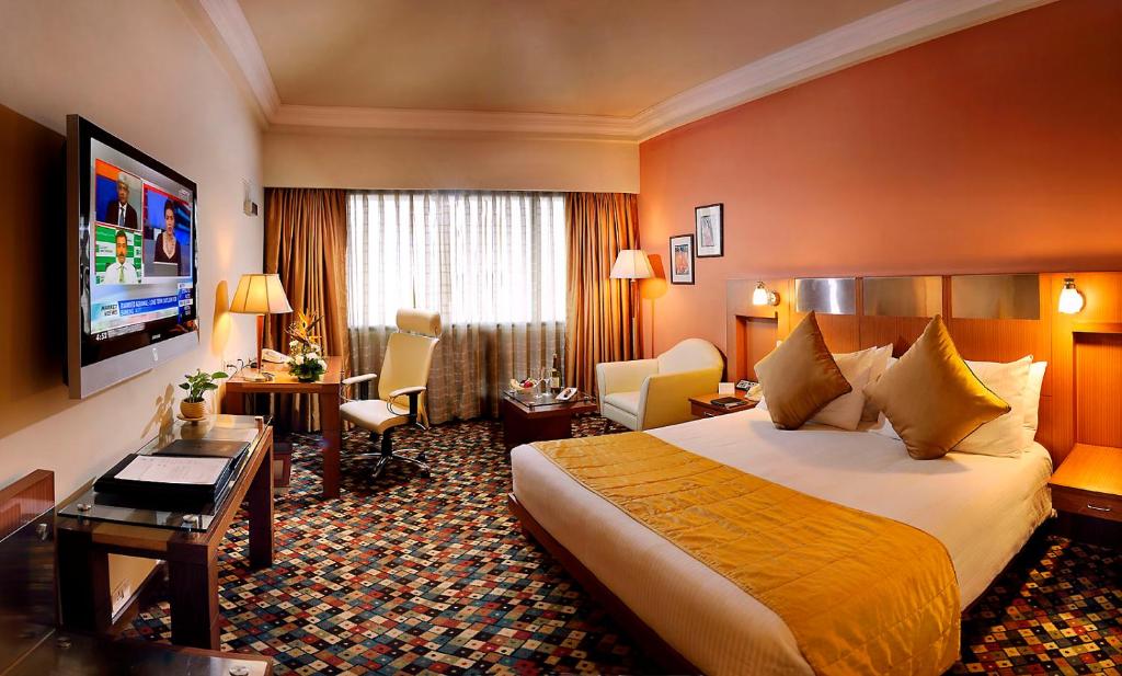 Двухместный (Deluxe Room with upgrade to next category; Early Check in 1200 hrs & Late Check out till 1400 hrs; 10% discount on Food & Beverage (only at restaurants)), The Suryaa New Delhi