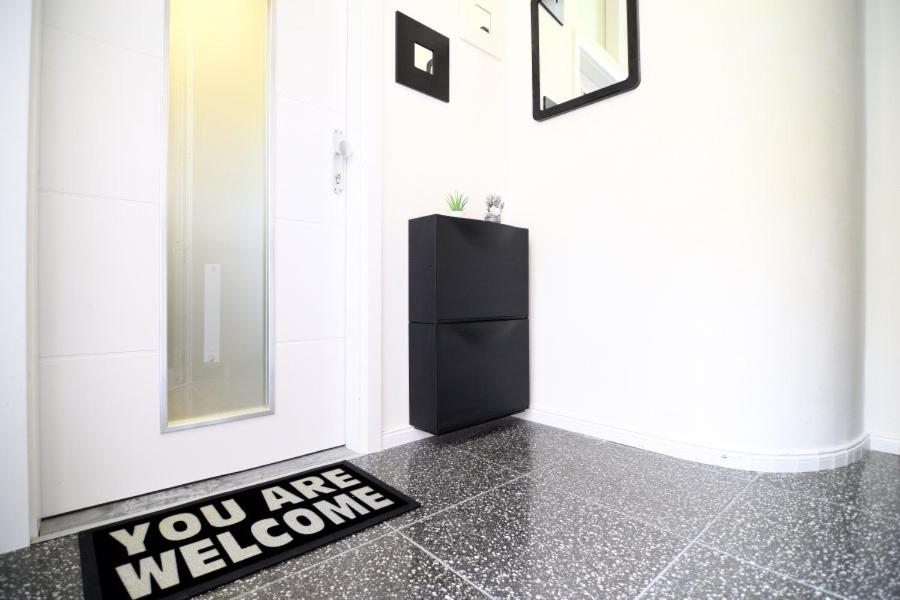 LEA APARTMENT - FREE PARKING in front for 2 cars