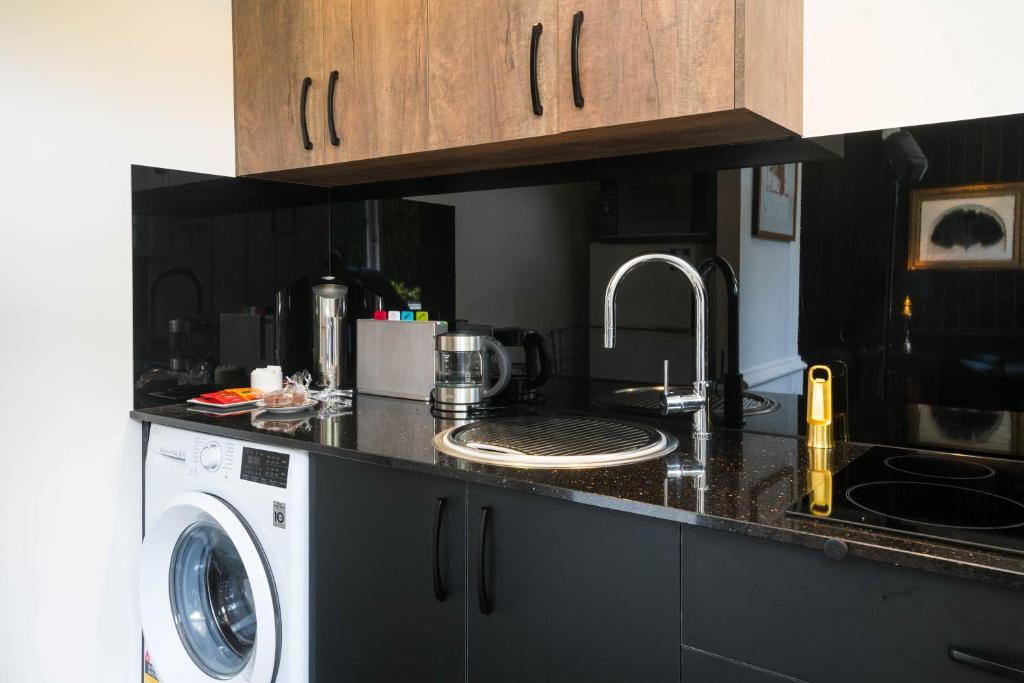 Battery Point Boutique Accommodation - Tap to explore photos