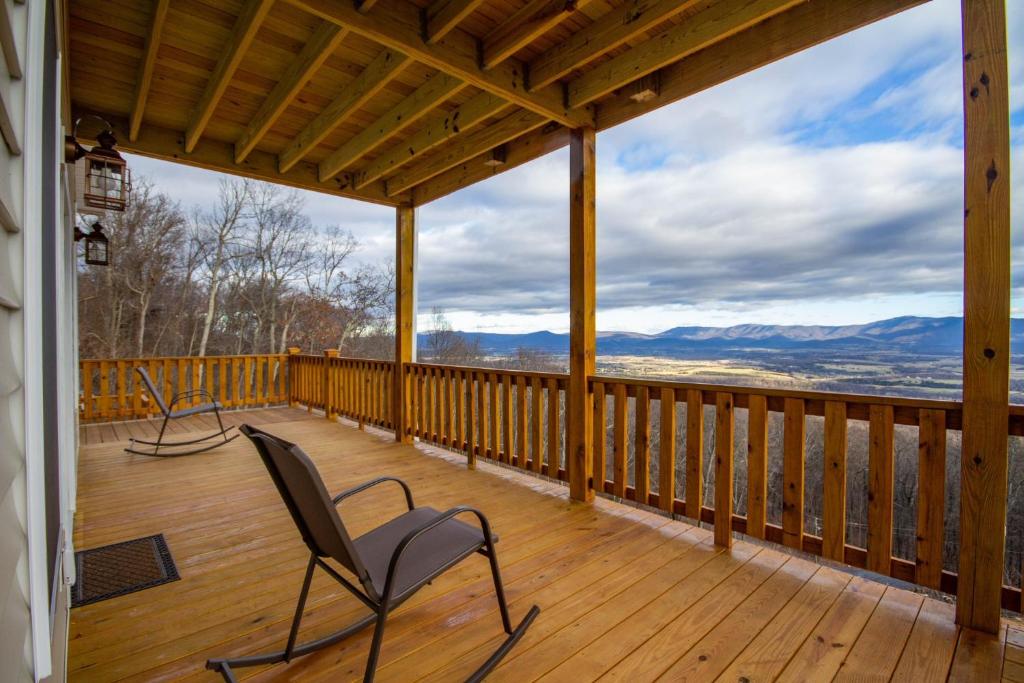 Shenandoah Manor Pet friendly lodge with a hot tub and amazing views image