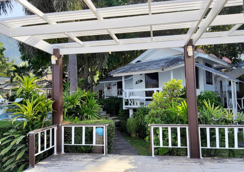 Двухместный (Улучшенный двухместный номер с 1 кроватью), White House Bailan Resort