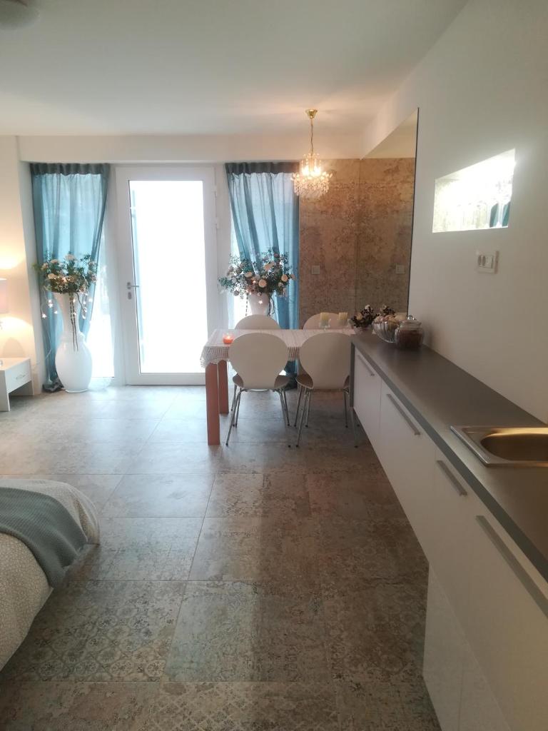 Angel's Nest Apartment photo 2
