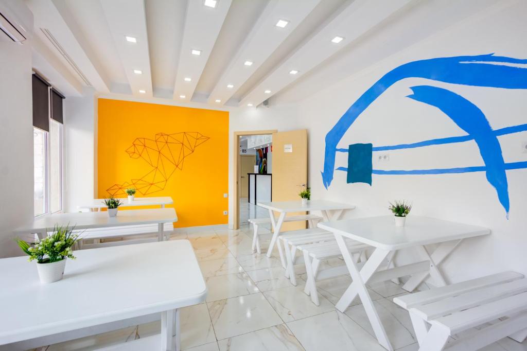 WHITE HOTEL & HOSTEL photo 2