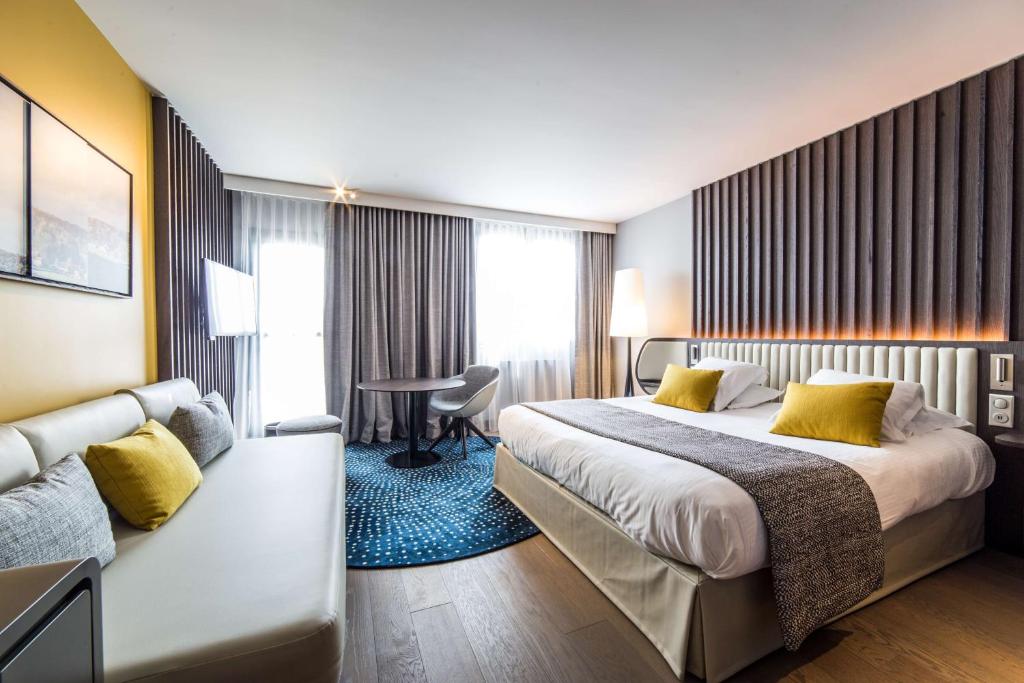 Трехместный (Triple Room with 1 Queen Bed and Sofa Bed - Non-Smoking), Best Western Premier Hôtel de la Paix