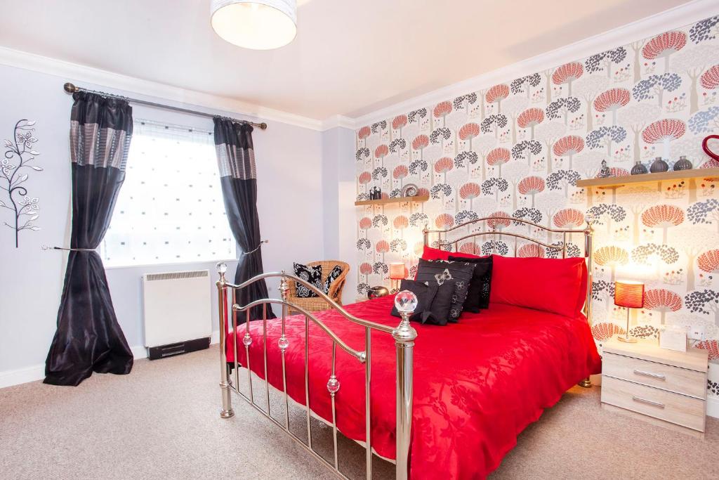 Riverbank View Three Bedroom Apartment with Free Parking photo 2