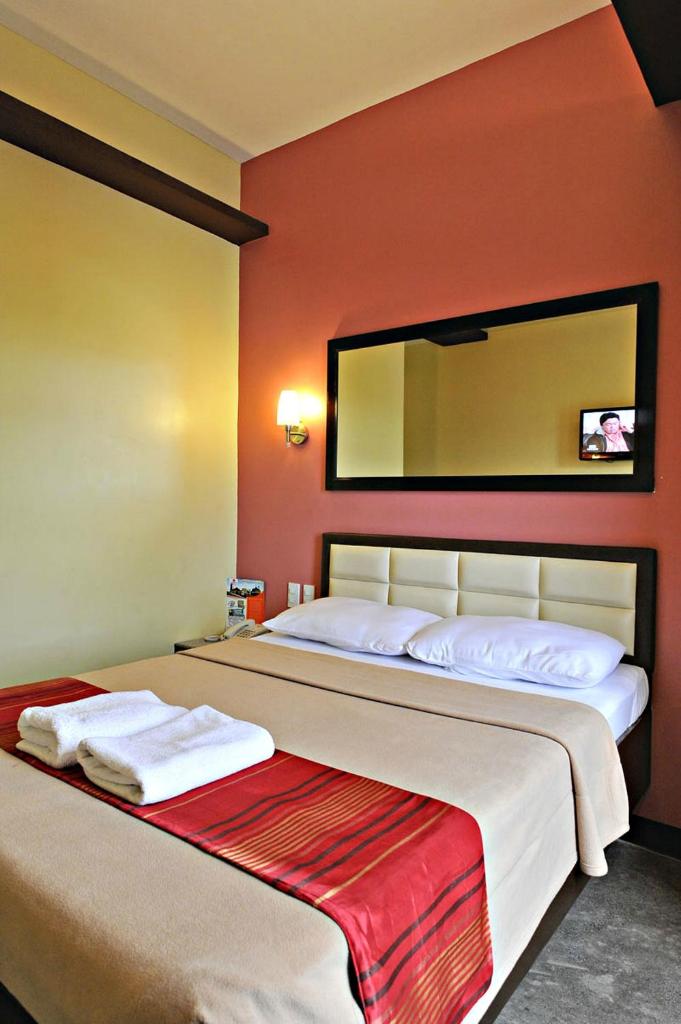 Двухместный (Улучшенный двухместный номер с 1 кроватью), Express Inn Cebu