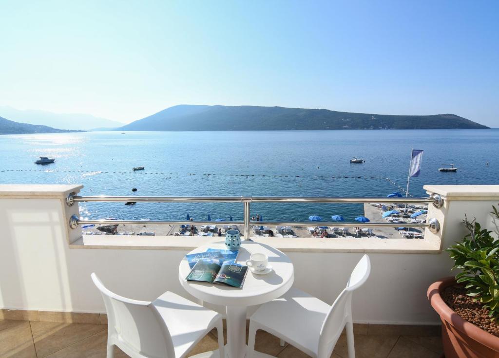 Апартаменты (Улучшенные апартаменты с 1 спальней и видом на море), Hotel Perla