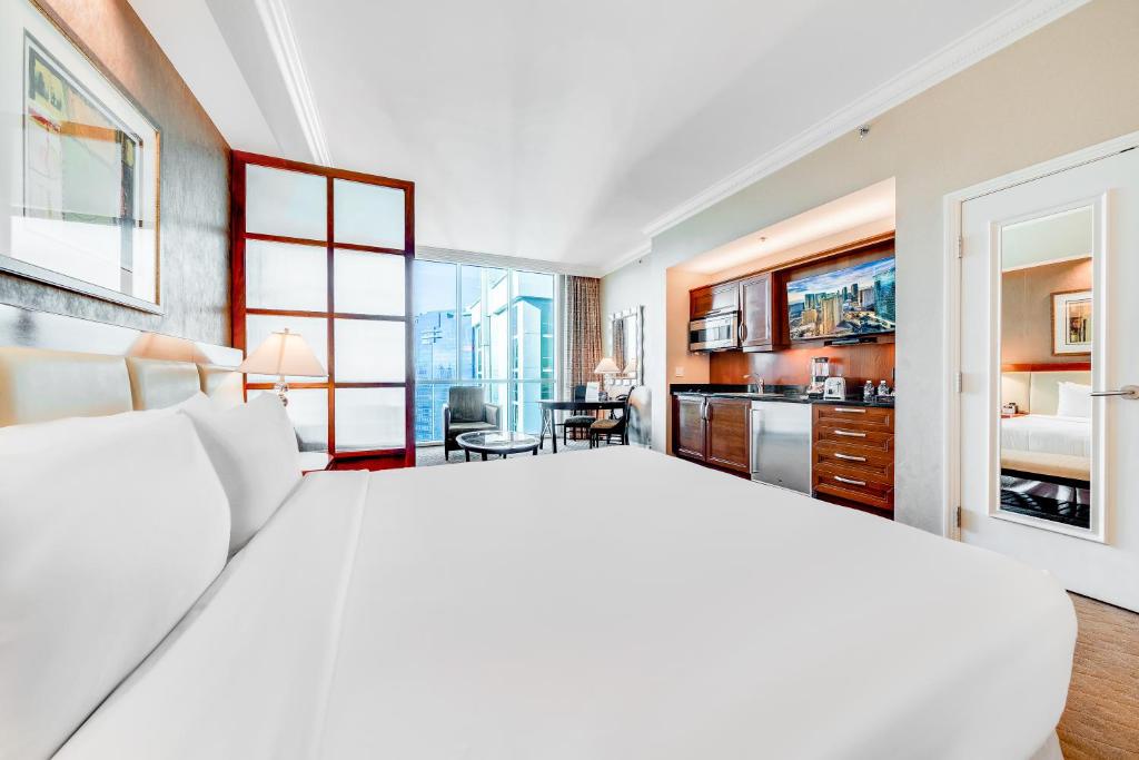 Студио (Суперлюкс с балконом - Вид на бульвар Стрип), Jet Luxury at The Signature Condo Hotel