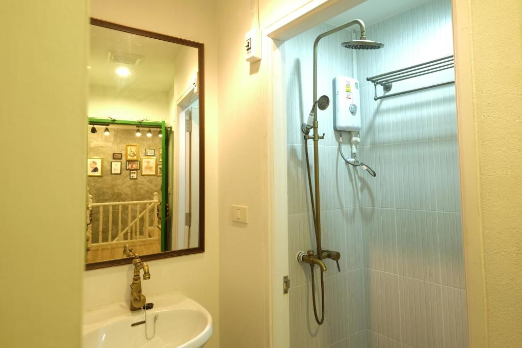 Номер (Кровать в общем 8-местном номере для женщин), Ratana Boutique Hostel