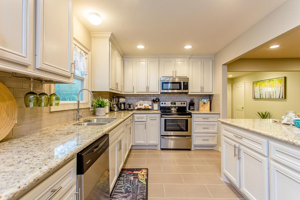 The Blue Door Bungalow - Luxury Home Downtown Houston image
