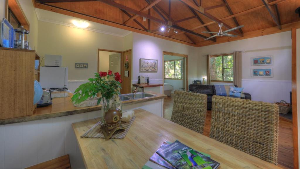 Crater Lakes Rainforest Cottages photo 3