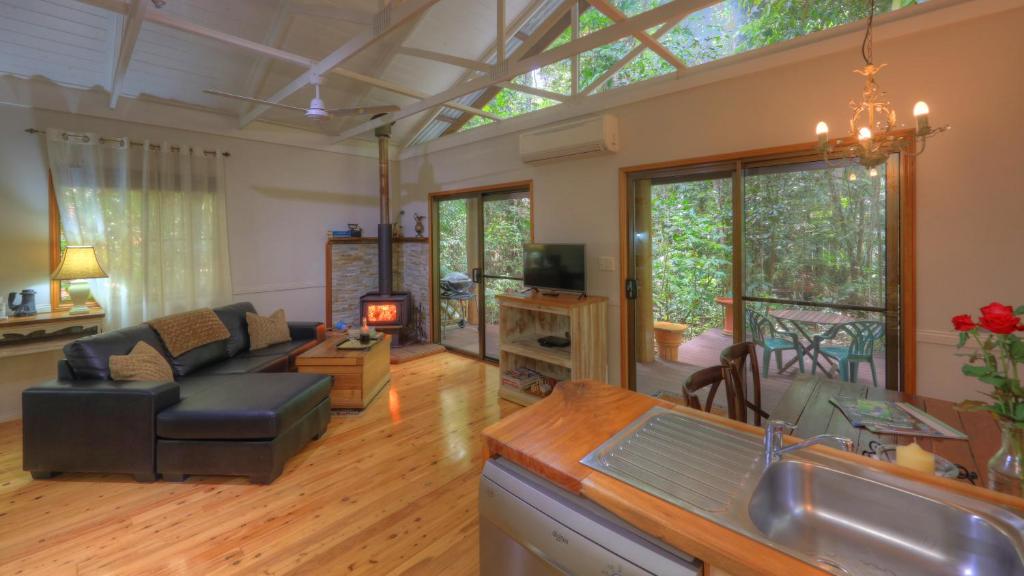 Crater Lakes Rainforest Cottages photo 2