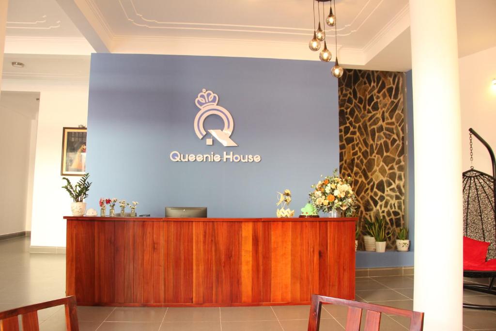 Queenie House