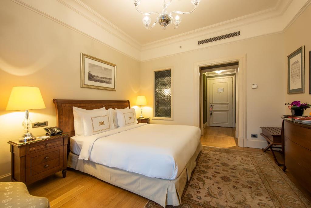 Pera Palace Hotel Room Type - Deluxe Golden Horn Side Room King Pera Palace Hotel Room Type - Deluxe Golden Horn Side Room King