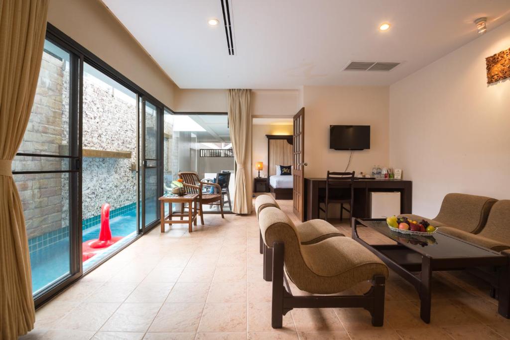 Сьюит (Полулюкс с выходом к бассейну), Отель Patong Lodge