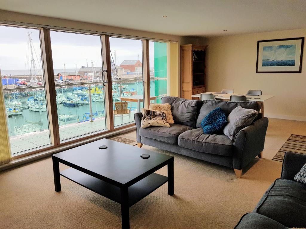Harbourside Apartment - Tap to explore photos