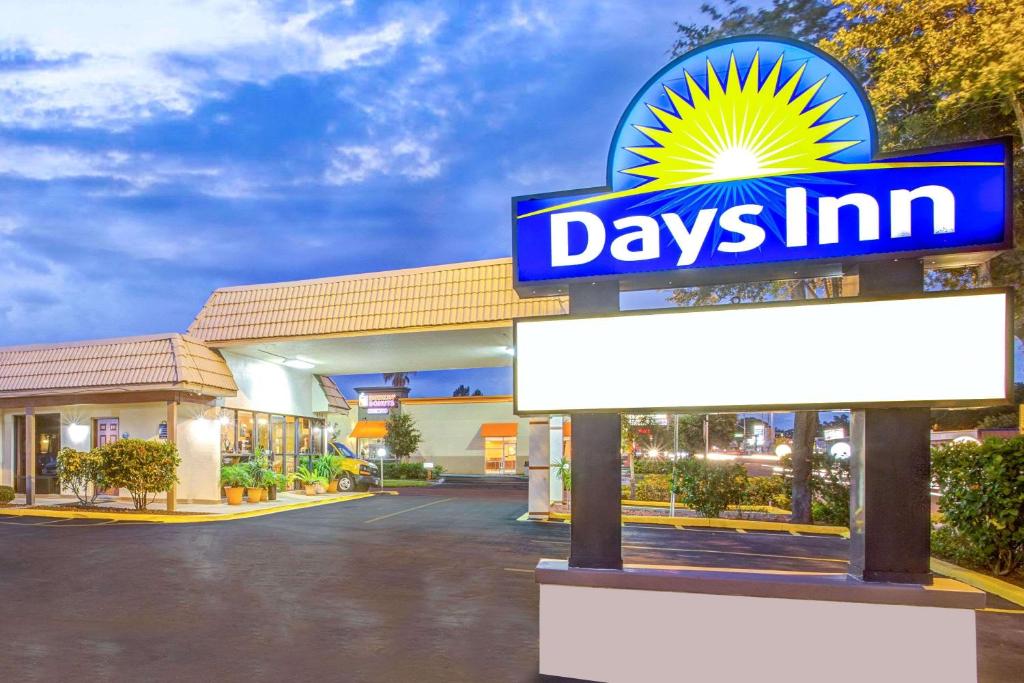 Days Inn by Wyndham St. Petersburg Central photo 1