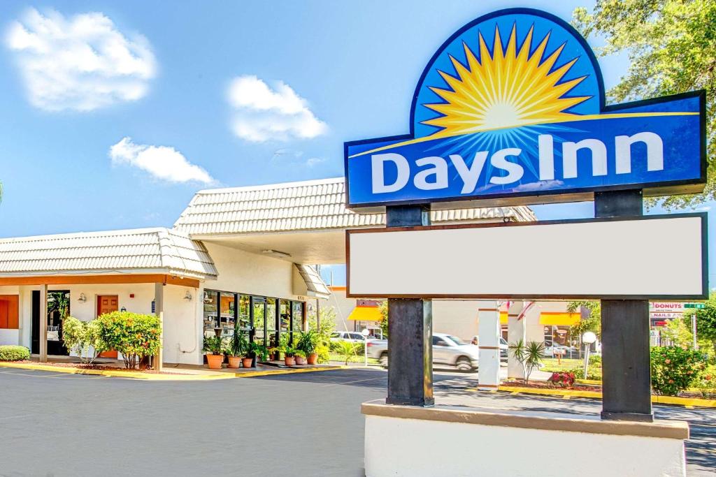 Days Inn by Wyndham St. Petersburg Central photo 2