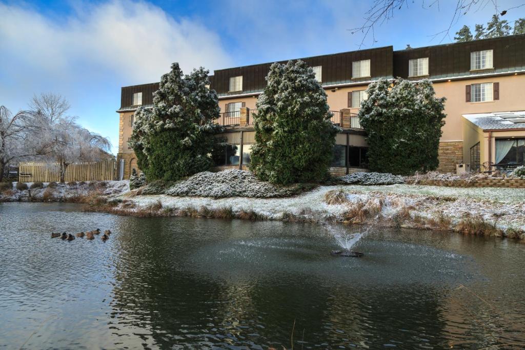 Meadowbrook Inn image