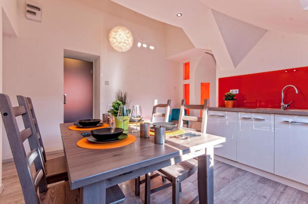 Апартаменты (Superior 3 Bedroom Apartment - Paulay Ede street), Downtown Residences
