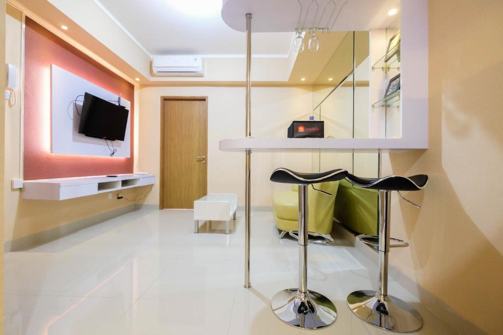 Bright and Stylish 1BR The Oasis Apartment Cikarang By Travelio photo 3