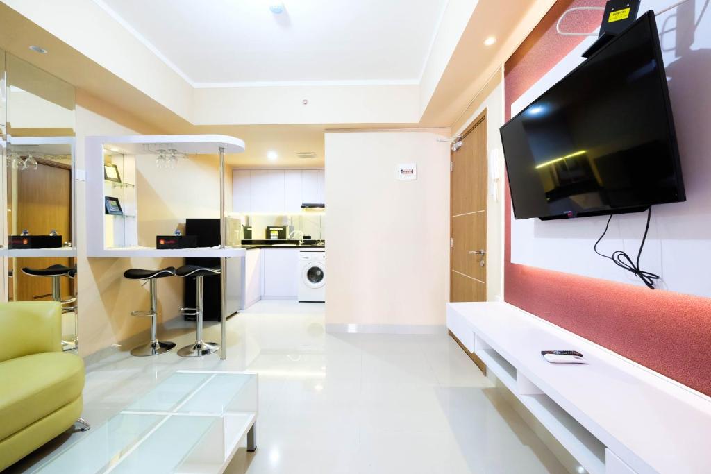 Bright and Stylish 1BR The Oasis Apartment Cikarang By Travelio photo 2