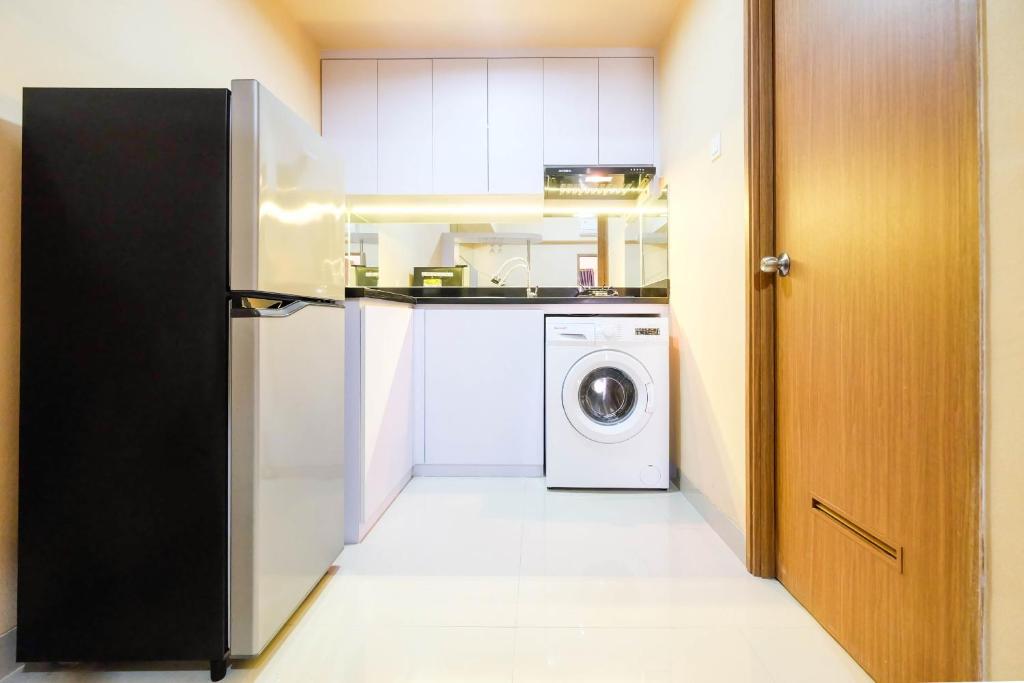 Bright and Stylish 1BR The Oasis Apartment Cikarang By Travelio photo 4