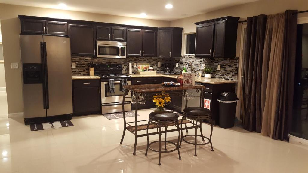 Beautiful 3 bed/2 Bath Cozy Get Away Home image