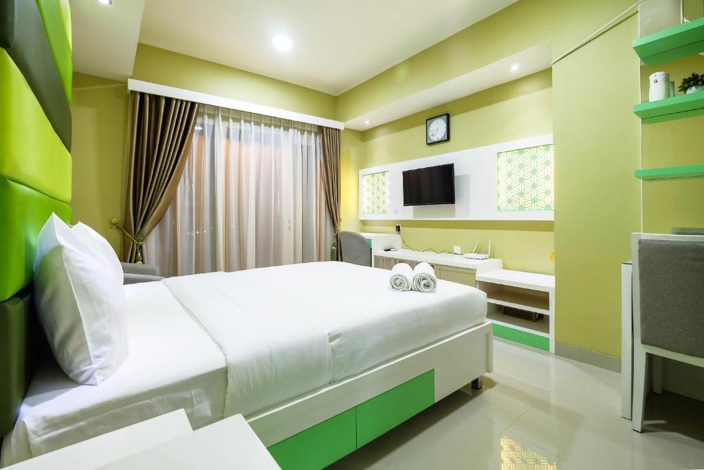 Strategic Studio The Oasis Cikarang near Omni Hospital By Travelio photo 1