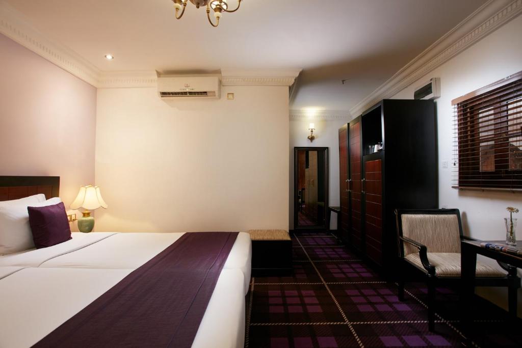 Трехместный (Deluxe Room: Buy one get 1 free for selected beverages (valid all day) & 15% Off Food purchased from & Co Pub and Restaurant), The Steuart by Citrus