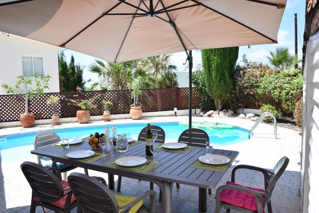 VILLA ALICIA with priv pool, beautiful garden and shady veranda- 5 min to the beach photo 2