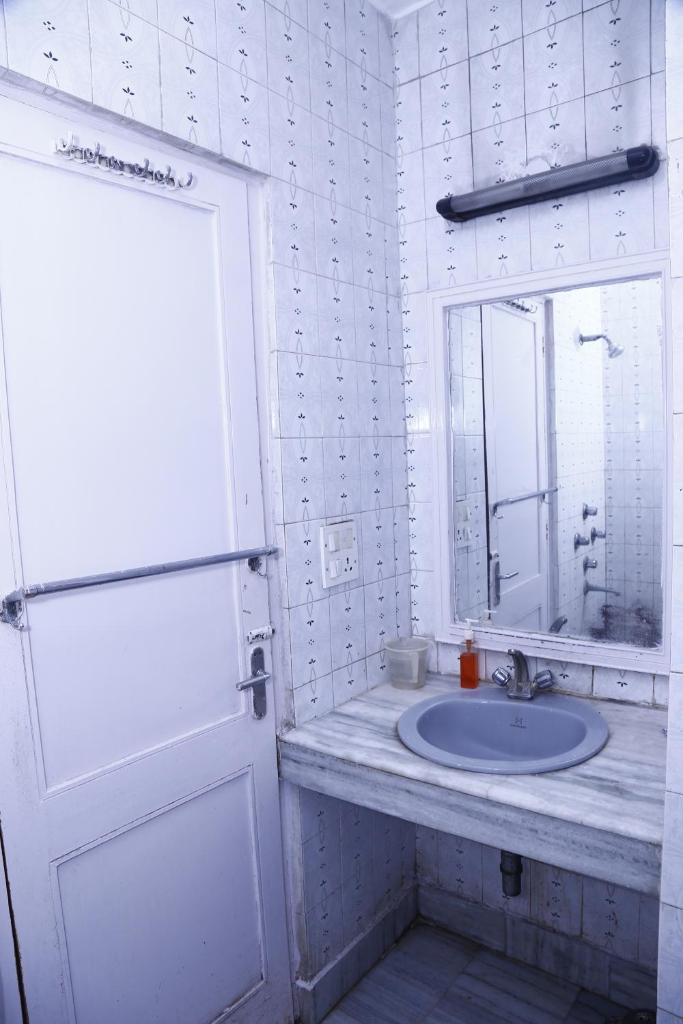 Двухместный (Standard Double Room with complimentary railway station pick up), Batra Holiday Home - Couple Friendly Stays