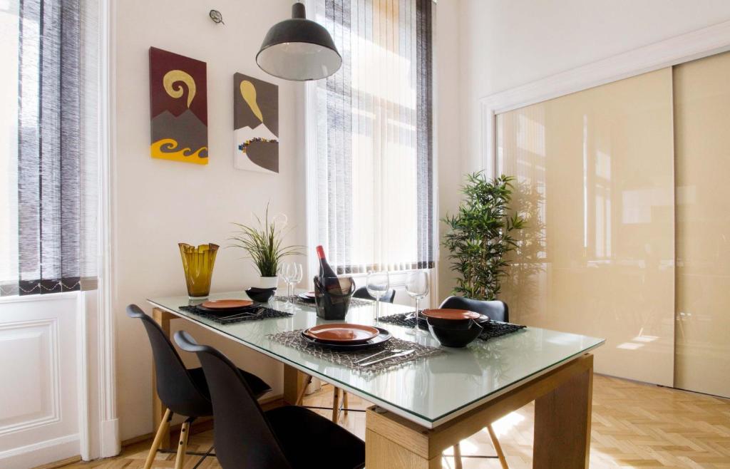 Andrassy Boulevard mid-term rentals - Tap to explore photos