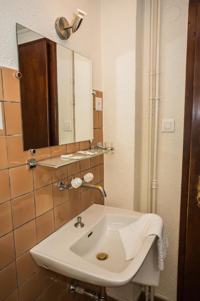 Одноместный (Одноместный номер с общей ванной комнатой), Hotel St. Gervais