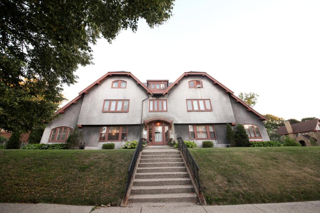 Leonard at Logan House photo 3
