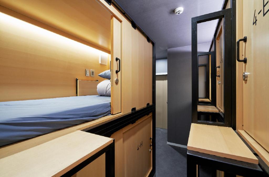 Номер (8-Bed Female Dormitory Room), THE CAPSULE Myeongdong