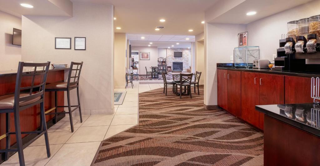 Cobblestone Inn & Suites - Durand - Tap to explore photos