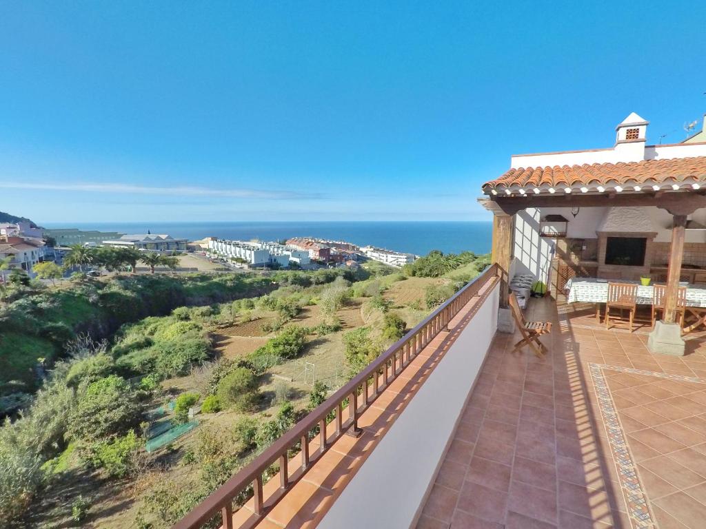 Canary Bio Hostel Tenerife Room Type - Queen Room with Garden View