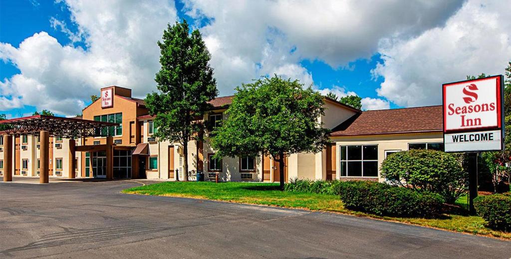 Seasons Inn Traverse City photo 4