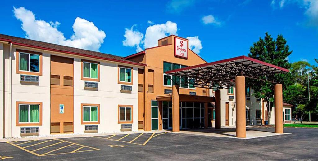 Seasons Inn Traverse City image